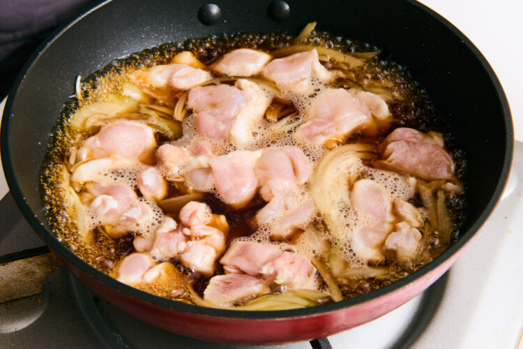 玉ねぎの上に鶏もも肉を広げるようにのせる